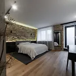 公寓 3 Storey With A Character And A Terrace *