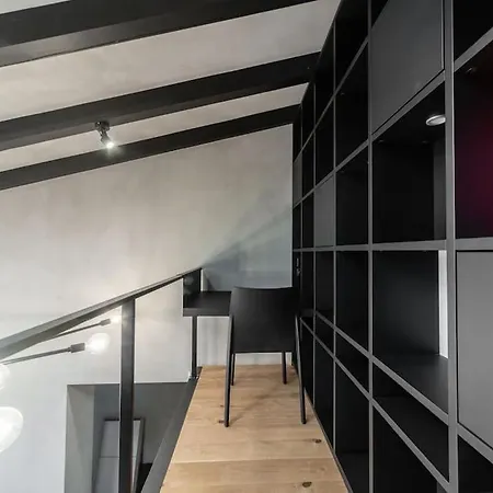 アパート 3 Storey With A Character And A Terrace *